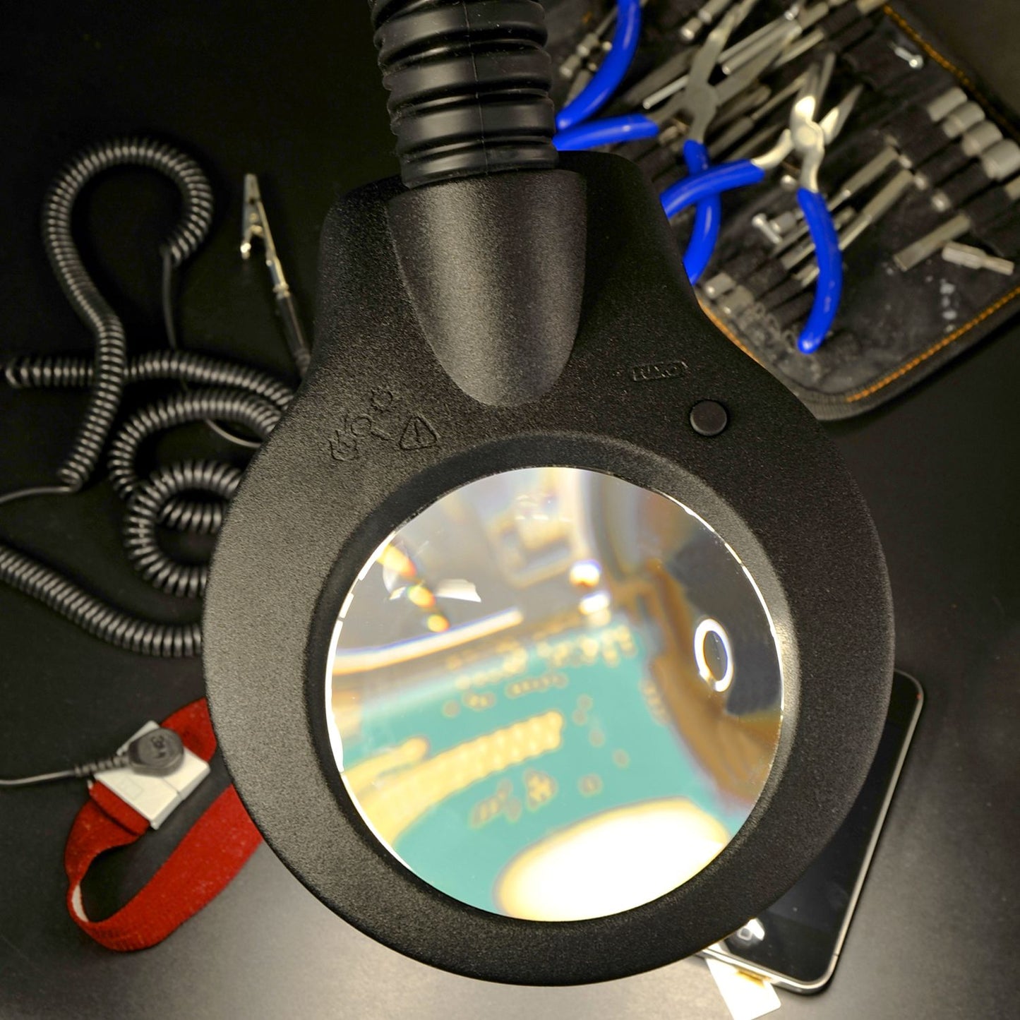 VisionLUXO KFM LED ESD Lupenleuchte mit robustem Metallgehäuse. 3 oder 5 dpt
